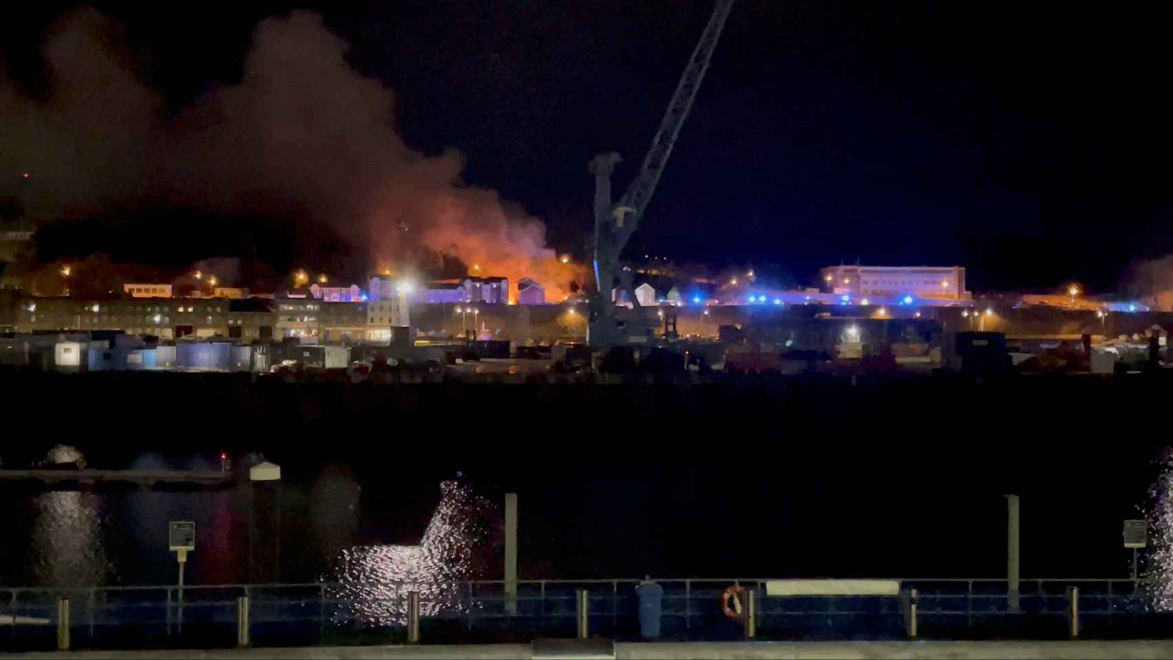 Vista general del fuego y el humo en Saint Helier tras una explosión en la isla de Jersey