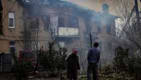 Dos residentes ante un edificio que ha sido bombardeado en Bakhmut