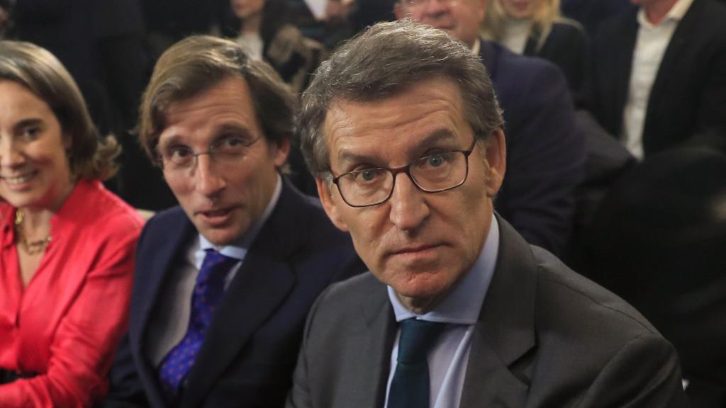 Alberto Núñez Feijóo junto al alcalde de Madrid, José Luis Martínez Almeida, y la secretaria general del PP, Cuca Gamarra.