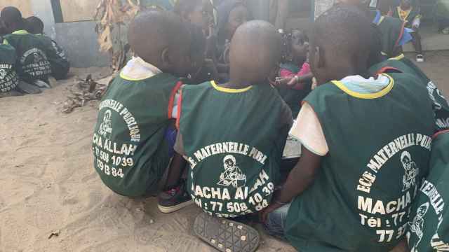Niños comiendo en una calle de Senegal.