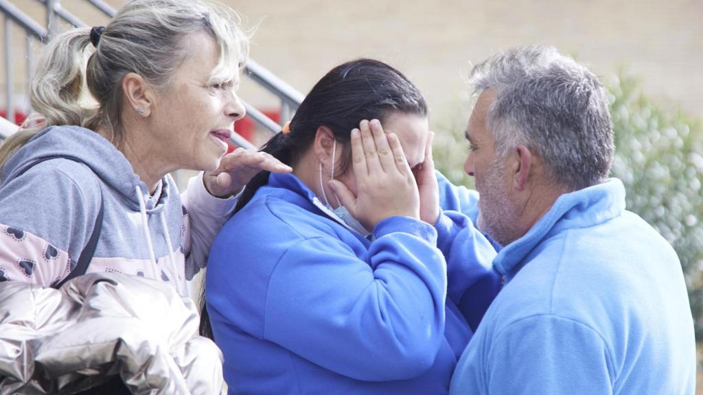 María, la madre del niño desaparecido con su abuelo y fue trasladado al hospital Virgen del Rocío.