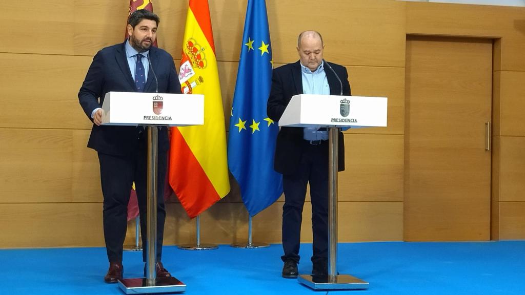 El presidente de la Región de Murcia, Fernando López Miras, y el director de la Cátedra del Agua de la Universidad de Alicante, Joaquín Melgarejo.