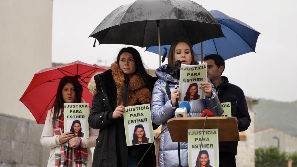 Sara, prima de Esther López, durante una concentración por Esther en Traspinedo