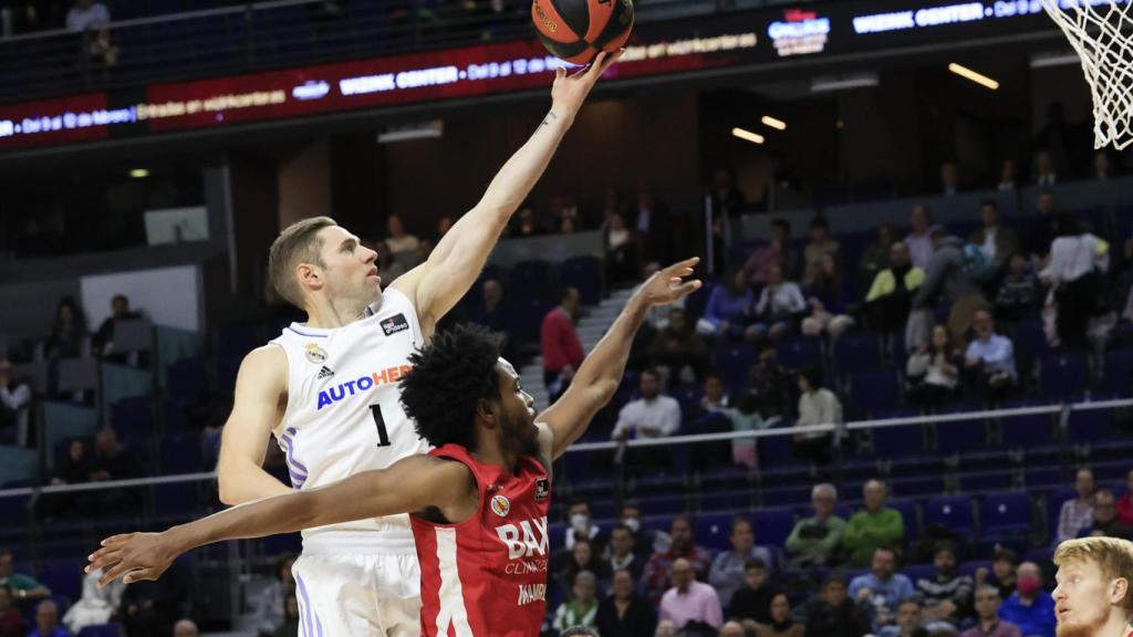 Canasta de Fabien Causeur ante la oposición de Jerrick Harding, en el Real Madrid de Baloncesto - BAXI Manresa de la ACB 2022/2023