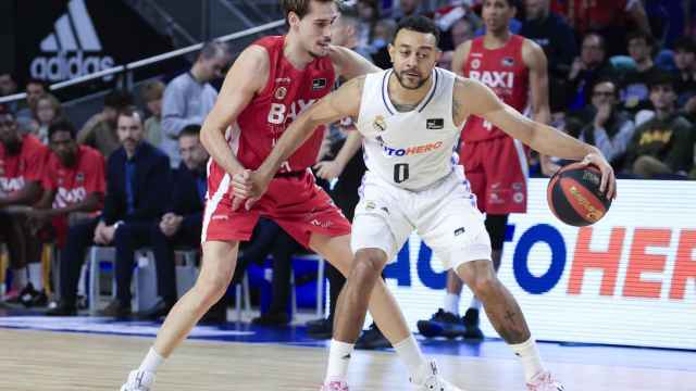 Nigel Williams-Goss y Manresa Guillem Jou, en acción durante el Real Madrid de Baloncesto - BAXI Manresa de la ACB 2022/2023