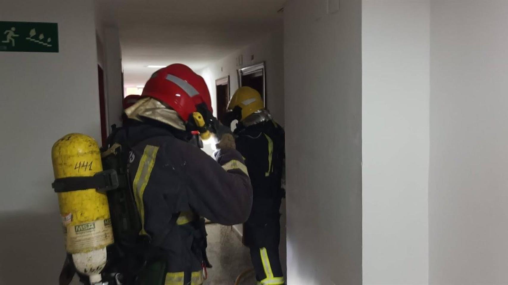 Dos personas afectadas por inhalación de humo en Málaga tras incendiarse su cocina