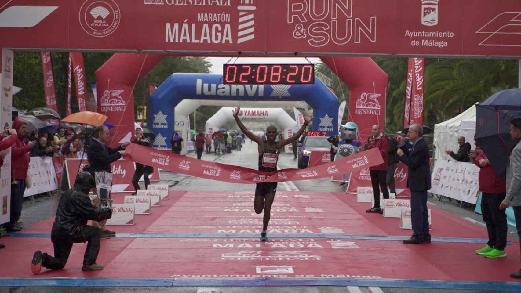 Barnaba Kipkoech entrando a la meta como ganador del Maratón de Málaga