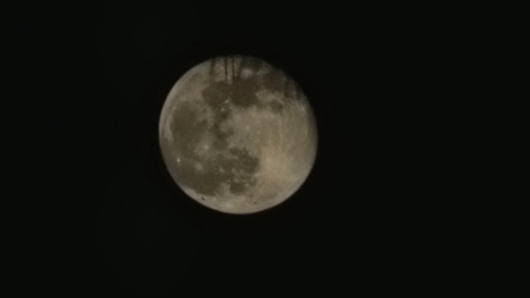 Fotografía de la Luna tomada con un móvil Android