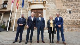 Paco Núñez y Esteban González Pons, este lunes ante el Palacio de Fuensalida de Toledo junto a otros dirigentes del PP. Fotos: Óscar Huertas
