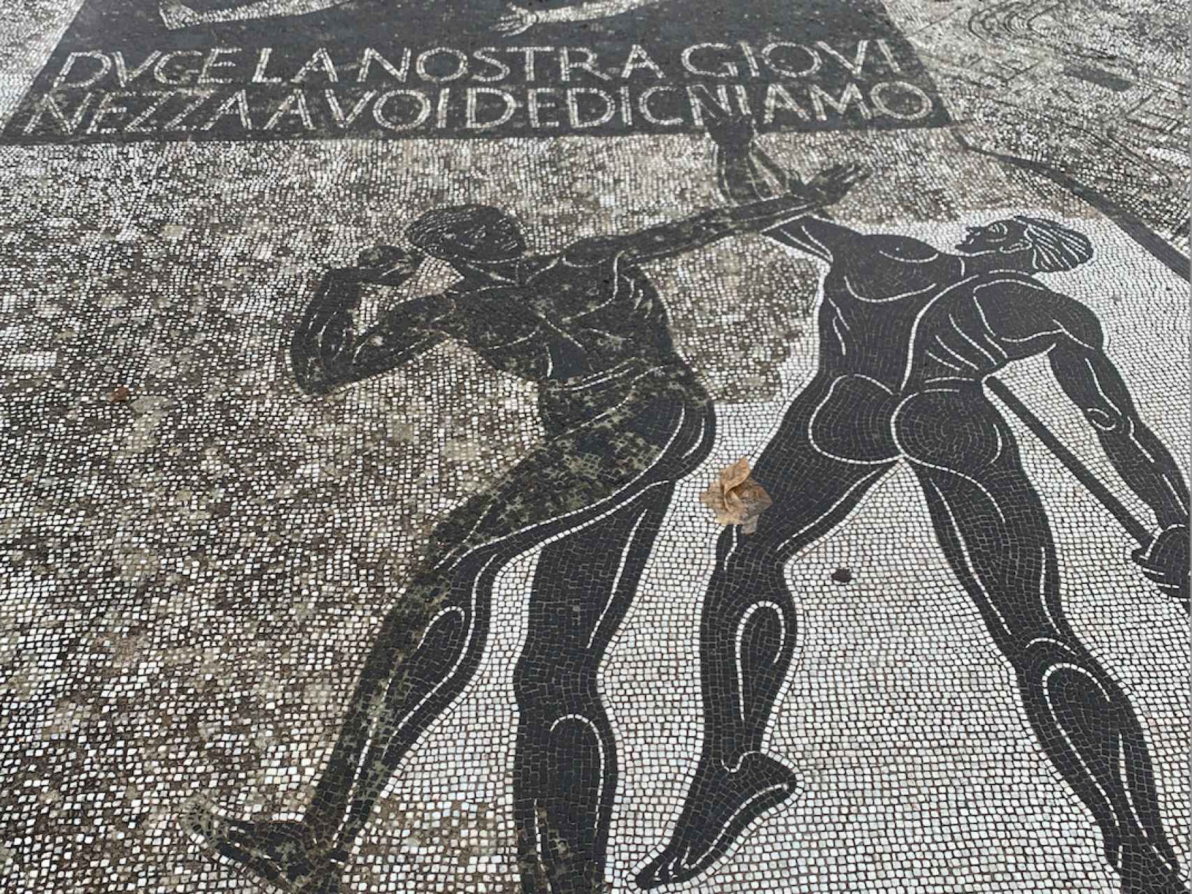 Imágenes del mosaico a la entrada del Foro Itálico.
