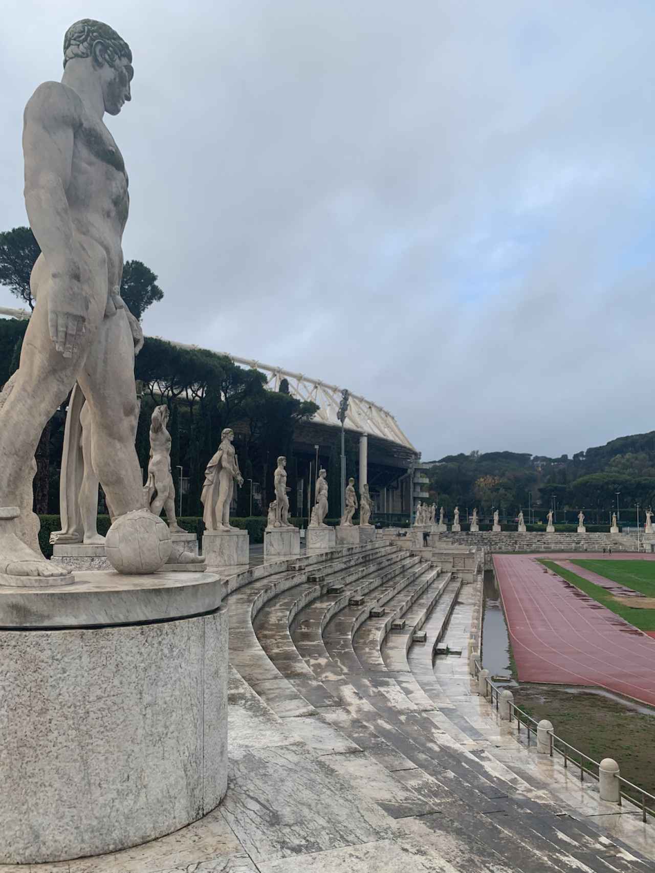Conjunto de esculturas que rodeada la pista de atletismo levantada por los fascistas.