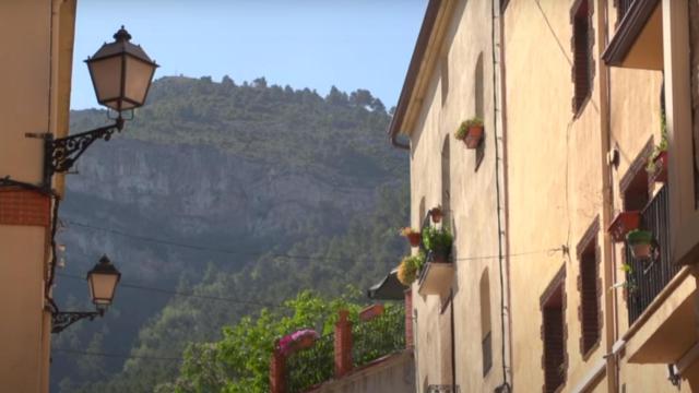 Montaje con el vídeo viral en TikTok y un paisaje de Alfafara (Alicante).
