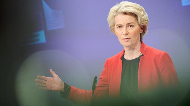 La presidenta de la Comisión, Ursula von der Leyen, durante la rueda de prensa de este lunes