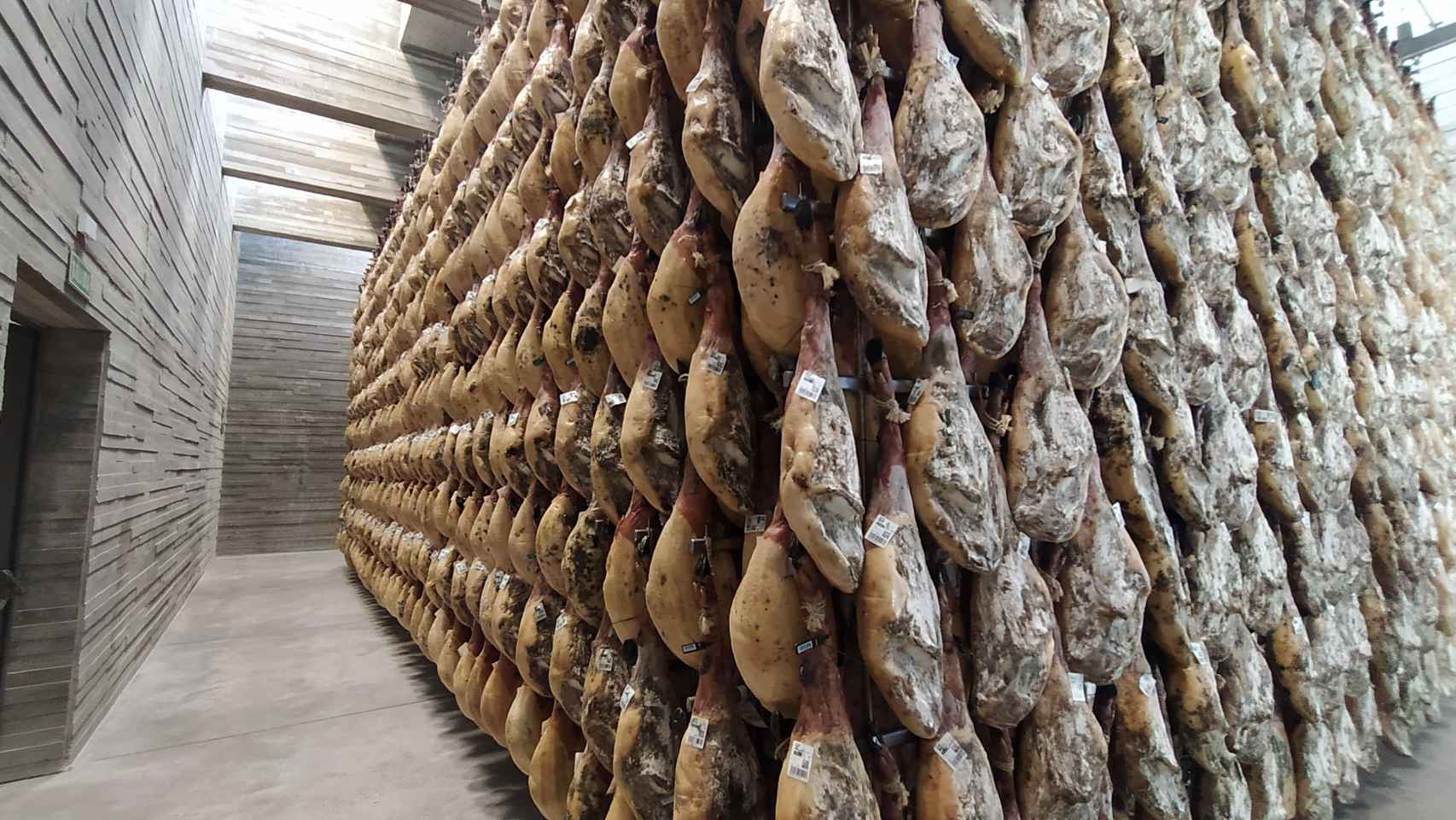 Cientos de patas de jamón curado en uno de los secaderos artificiales de Monte Nevado.