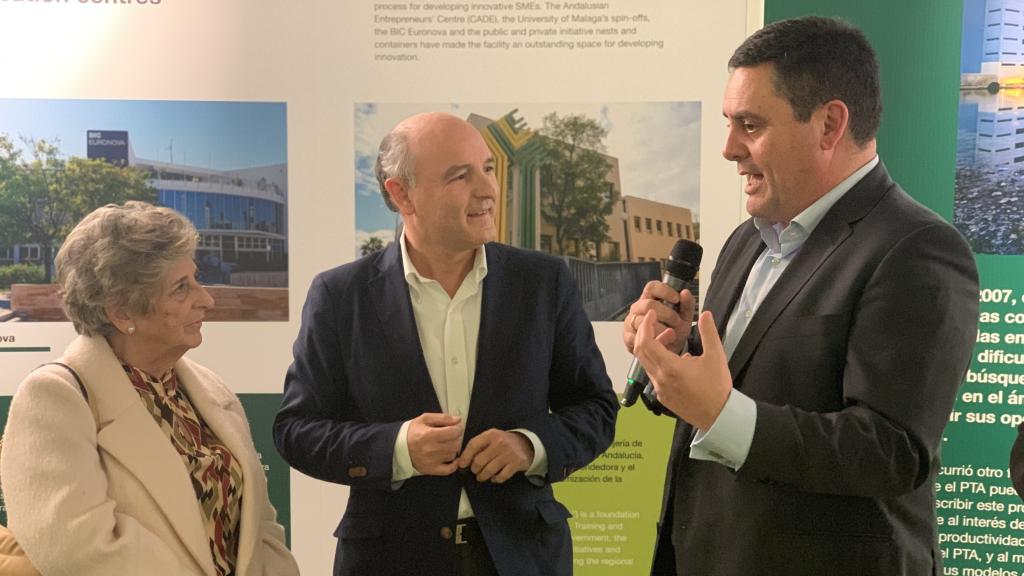 Ezequiel Navarro junto a los familiares de Ricardo Valle en el homenaje.