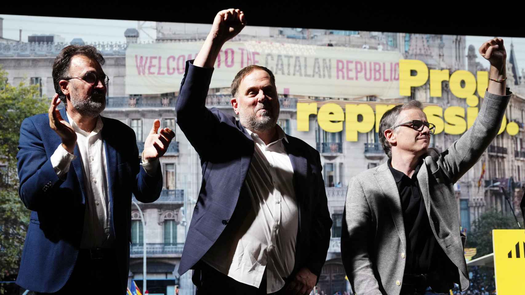 Lluís Salvadó y Josep Maria Jové, hombres de confianza de Oriol Junqueras, le acompañan en un evento durante su etapa como vicepresidente de la Generalitat.