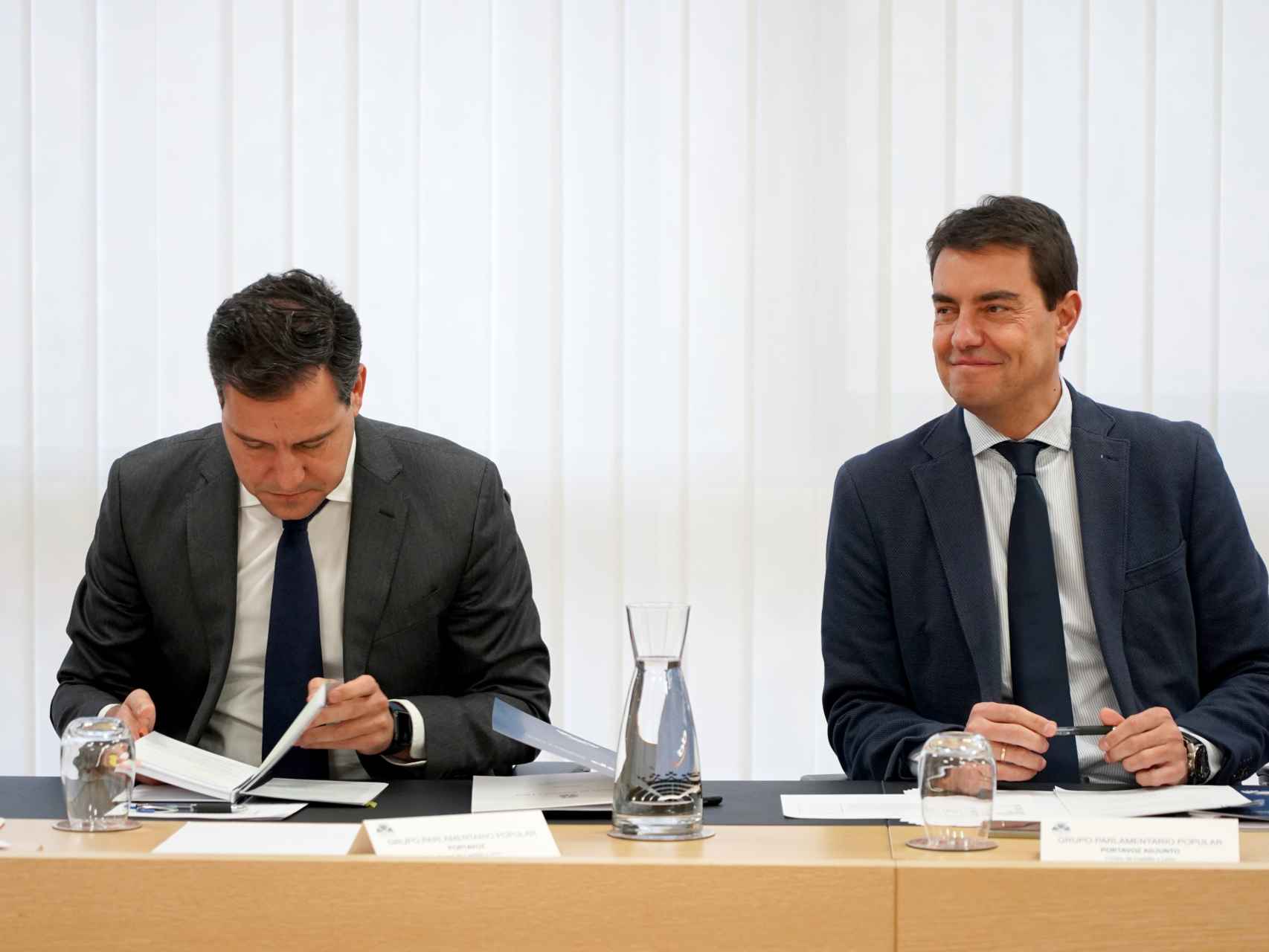 El portavoz y el viceportavoz del PP, Raúl de la Hoz y Ángel Ibáñez, durante la Junta de Portavoces de este lunes.