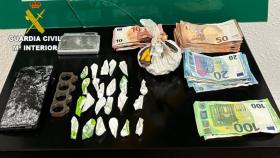 Objetos de la droga, armas, utensilios y dinero decomisados por la Guardia Civil.