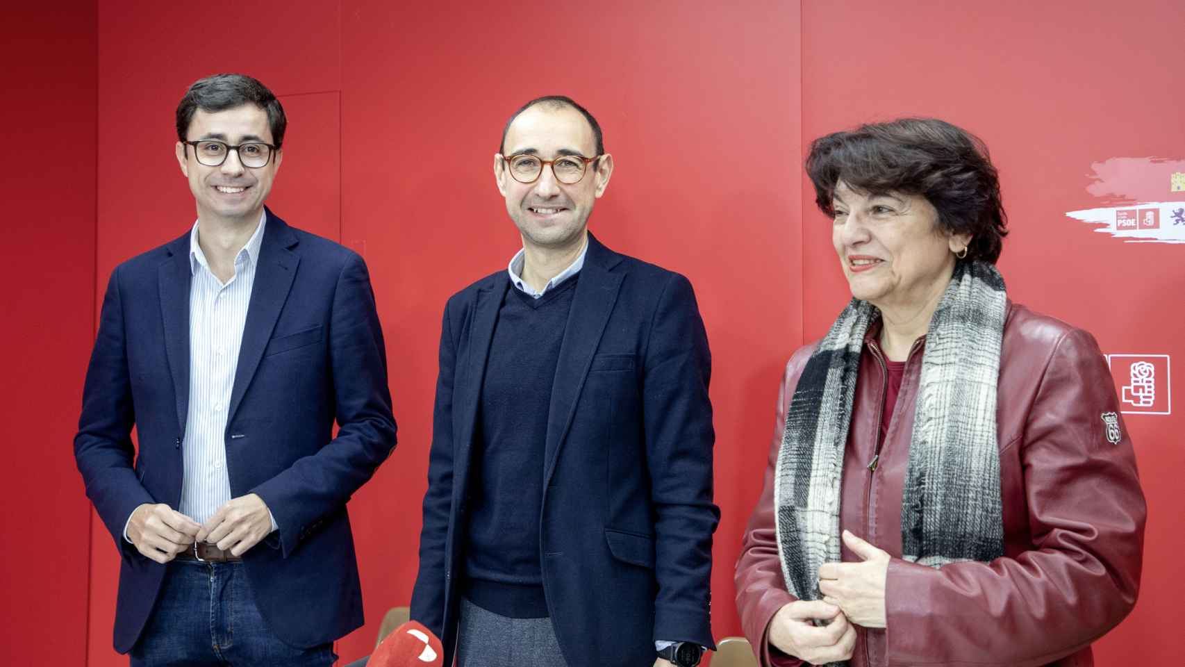 El secretario general del PSOE de Salamanca, David Serrada, con los candidatos a las primarias del Ayuntamiento, José Luis Mateos y Soledad Murillo