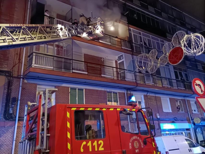 Los Bomberos de Valladolid actúan en el incendio en el bloque de viviendas de la calle Águila