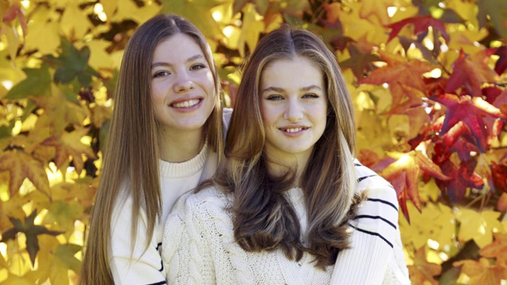 La princesa Leonor y la infanta Sofía en la felicitación navideña de la Casa Real.