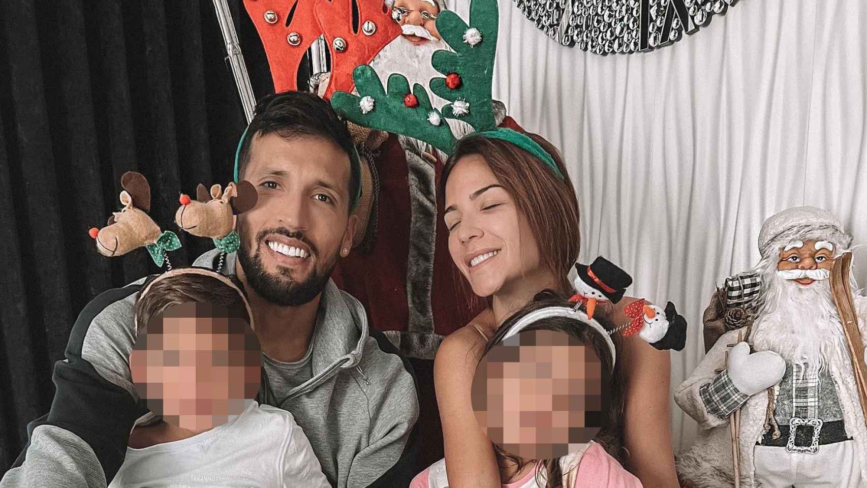 Ezequiel Garay y Tamara Gorro, junto a sus hijos, en una imagen de redes sociales.