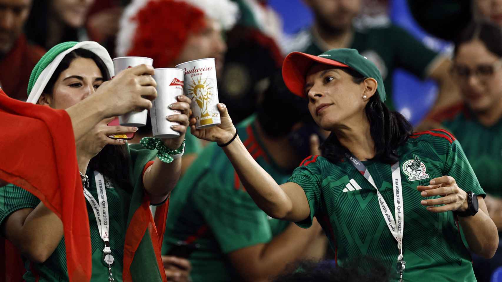 Aficionadas de la selección de México durante el Mundial de Qatar 2022 brindando con Budweiser Zero