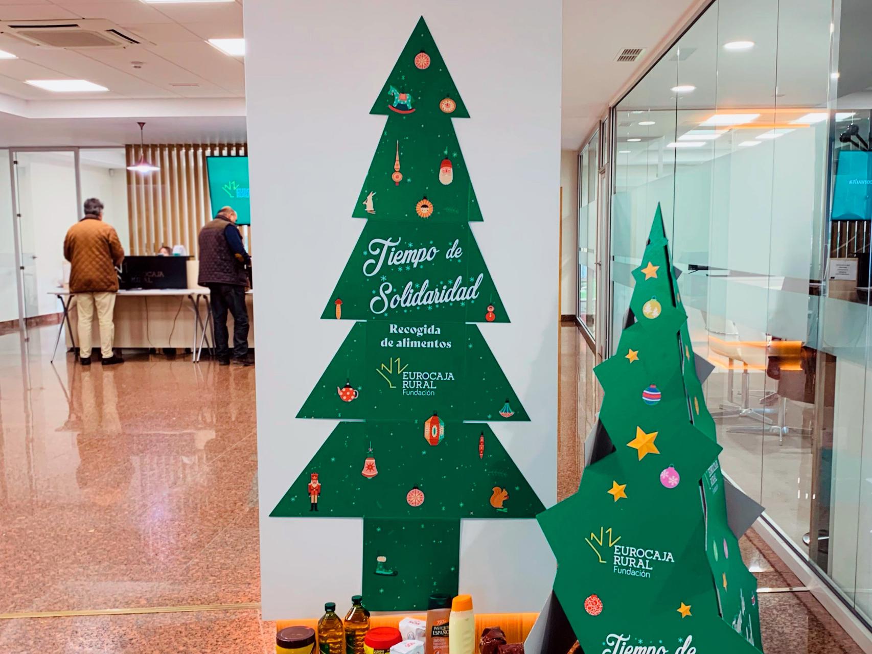 Alimentos solidarios depositados en una oficina de Eurocaja Rural.