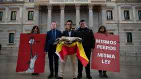 Activistas con caretas de Sánchez y García-Page llevan un galgo muerto al Congreso