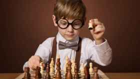 Niño pequeño jugando al ajedrez.