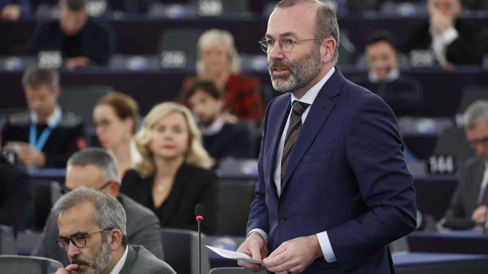 Weber (de pie) y Rangel (sentado), presidente y vicepresidente del EPP, este lunes, en el Parlamento Europeo.