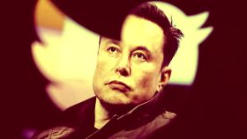 Elon Musk con logo de Twitter.