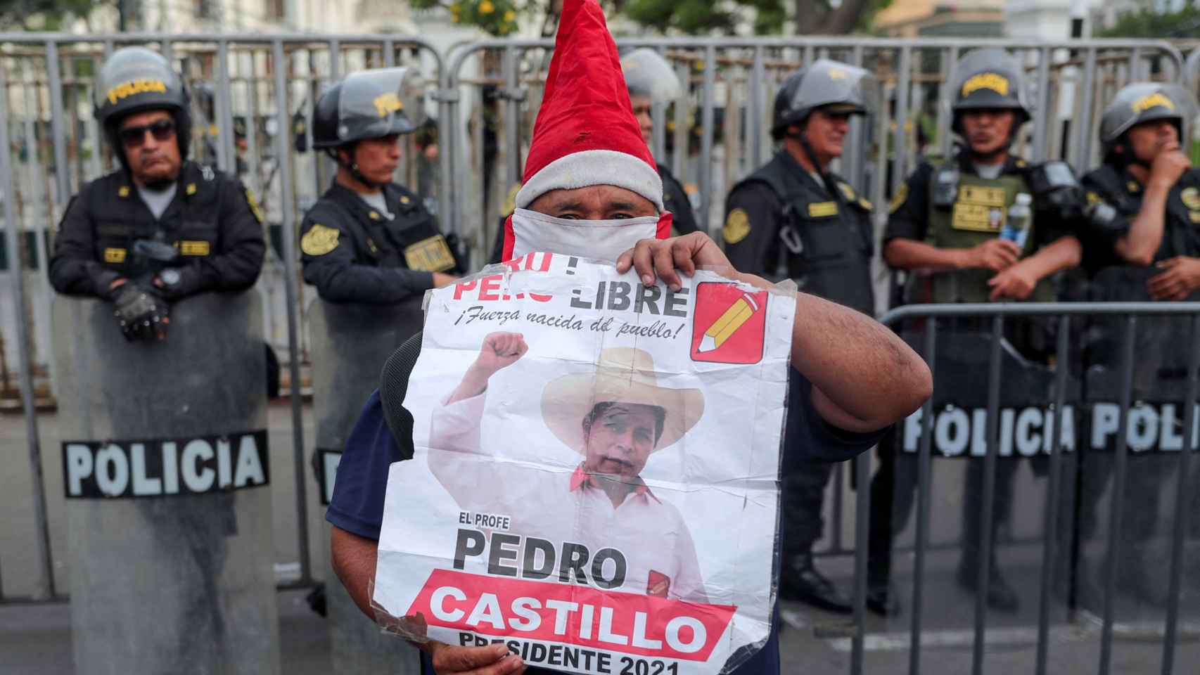 Un manifestante sale a las calles de Lima en favor de Pedro Castillo.