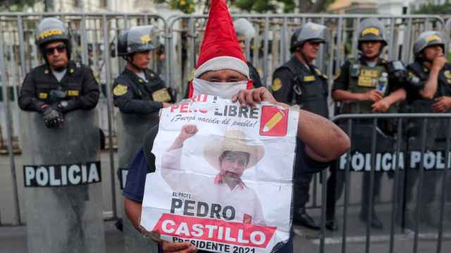 Un manifestante sale a las calles de Lima en favor de Pedro Castillo.