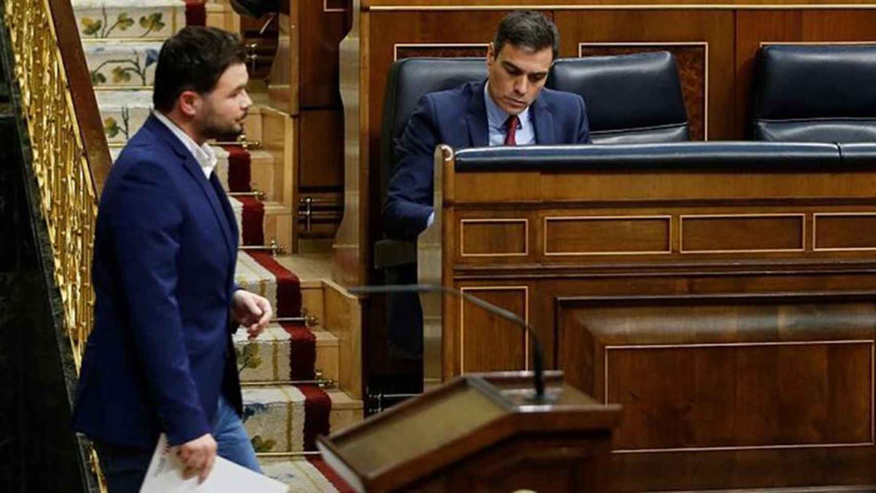 El portavoz de ERC, Gabriel Rufián, pasa frente al escaño del presidente del Gobierno, Pedro Sánchez, en el Congreso de los Diputados.