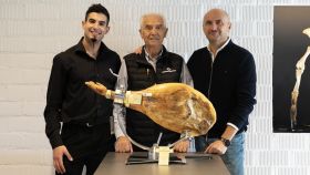 Daniel de la Fuente Olmos, Miguel Olmos y Juan Vicente Olmos, tres generaciones de la familia tras el mejor jamón serrano de España.