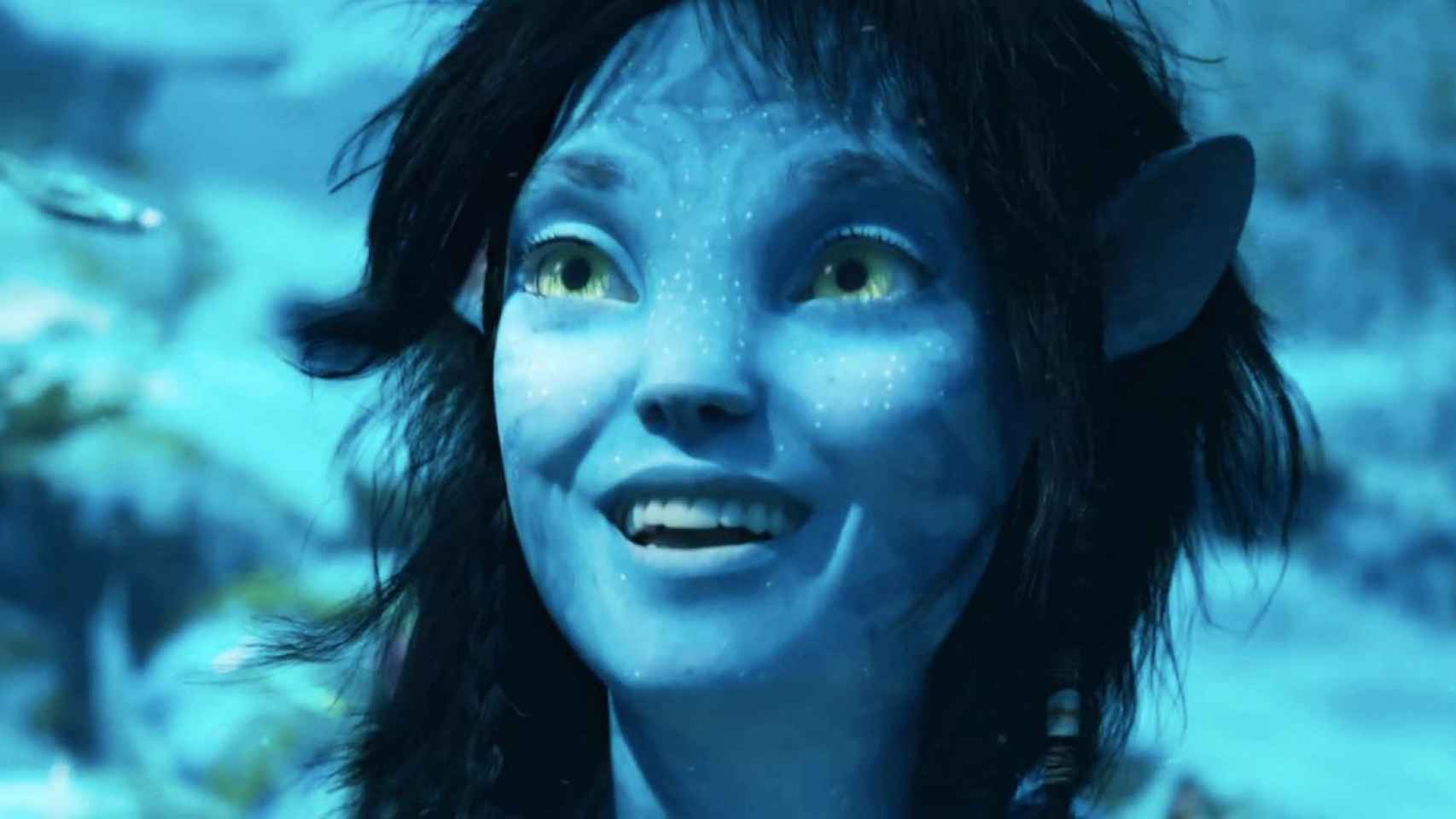 Sigourney Weaver es la adolescente Kiri en 'Avatar. El sentido del agua'.