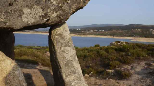 Varias rocas sobre el embalse de Salas (Ourense) en la cuenca Miño-Sil, a 24 de agosto de 2021.