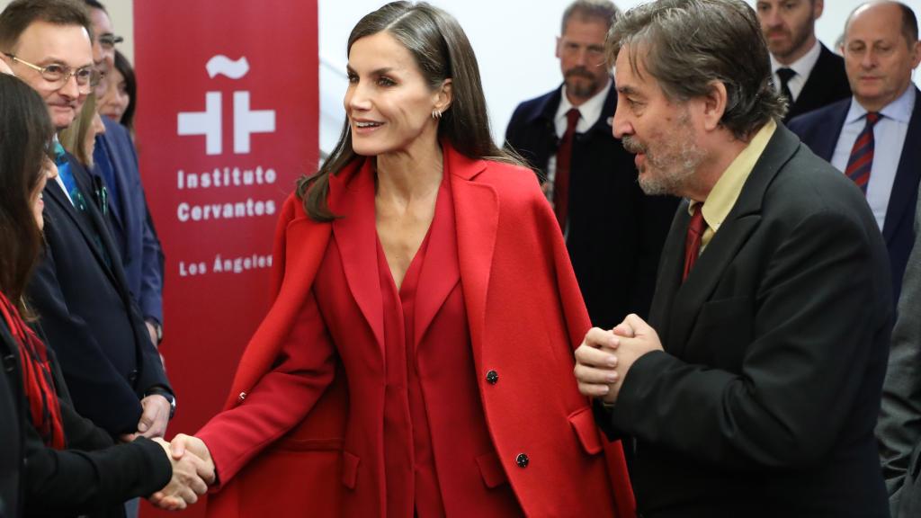 Letizia saluda a su llegada al Instituto Cervantes.