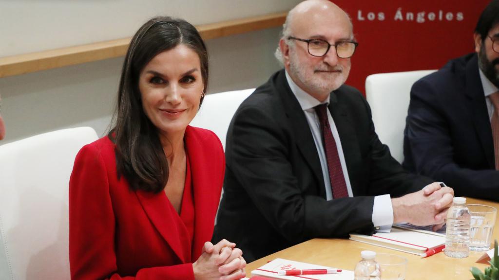 La Reina, en la mesa para participar en la charla sobre la lengua española.