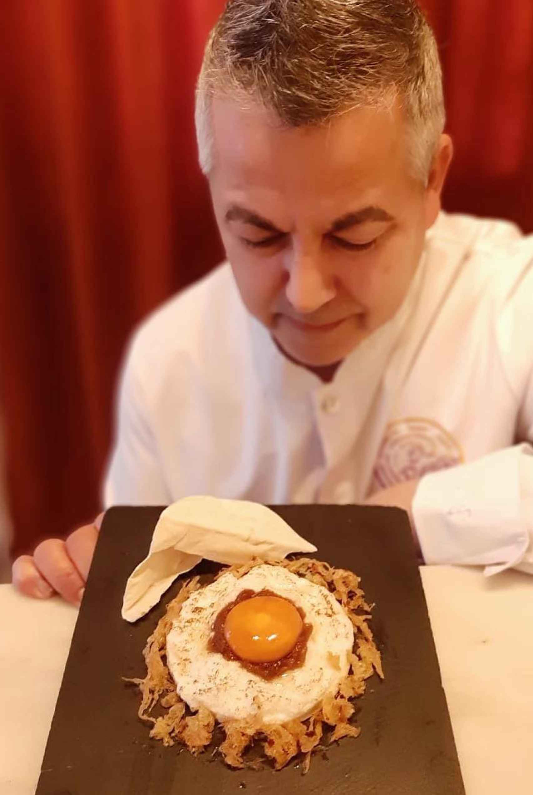 Pedro Rodríguez, chef de 'El Retorno' con una de sus creaciones: huevo en diferentes texturas.