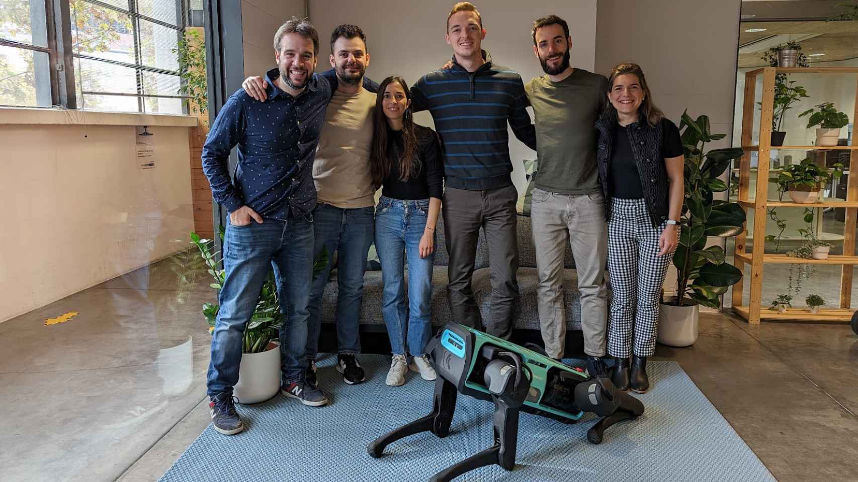 Equipo humano que conforma la startup barcelonesa Keybotic posa junto a Keyper, su perro-robot autónomo.