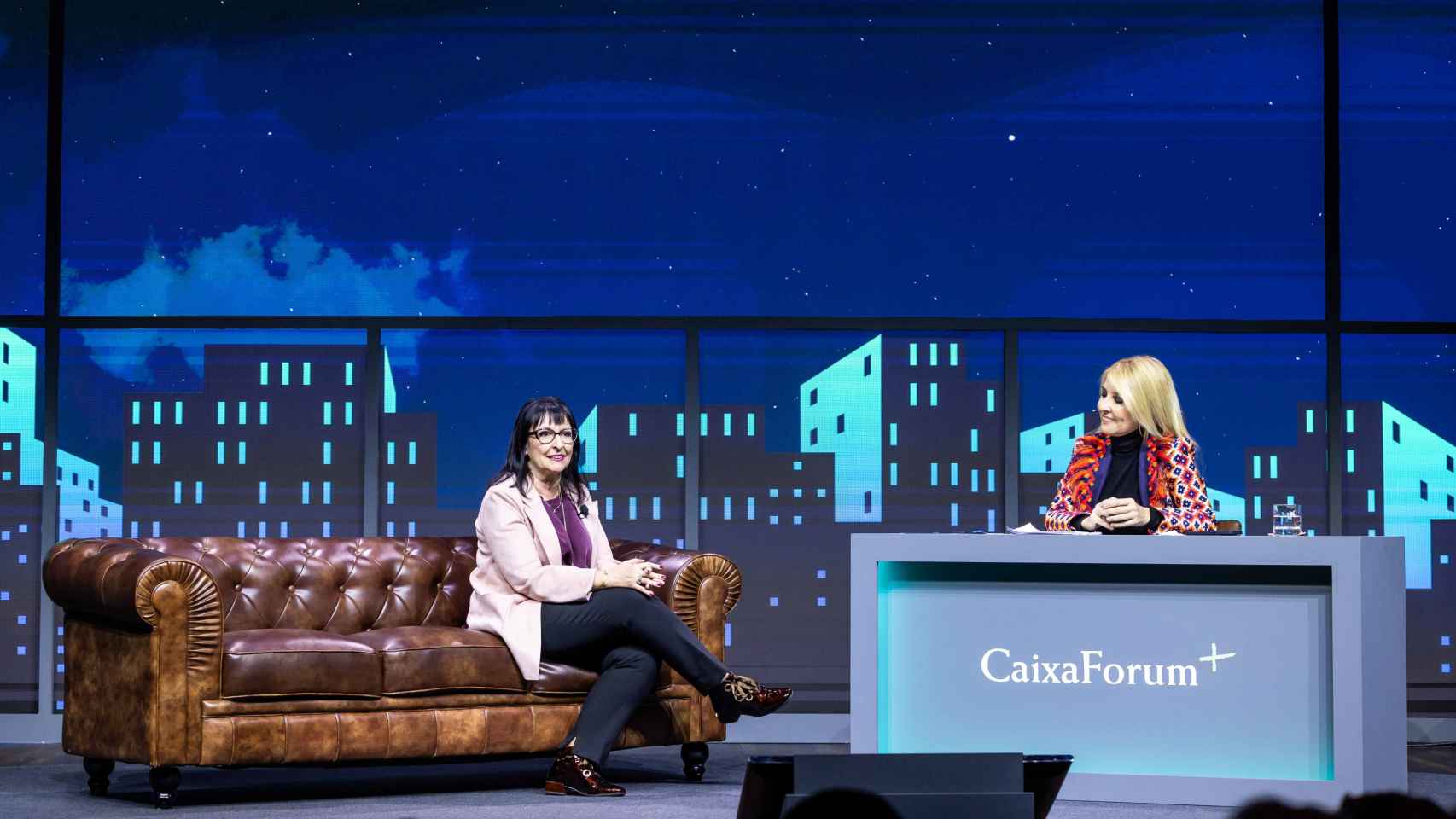 Un instante de la presentación de CaixaForum+ con la directora general adjunta de la Fundación ”la Caixa”, Elisa Durán, y la actriz y presentadora Cayetana Guillén Cuervo