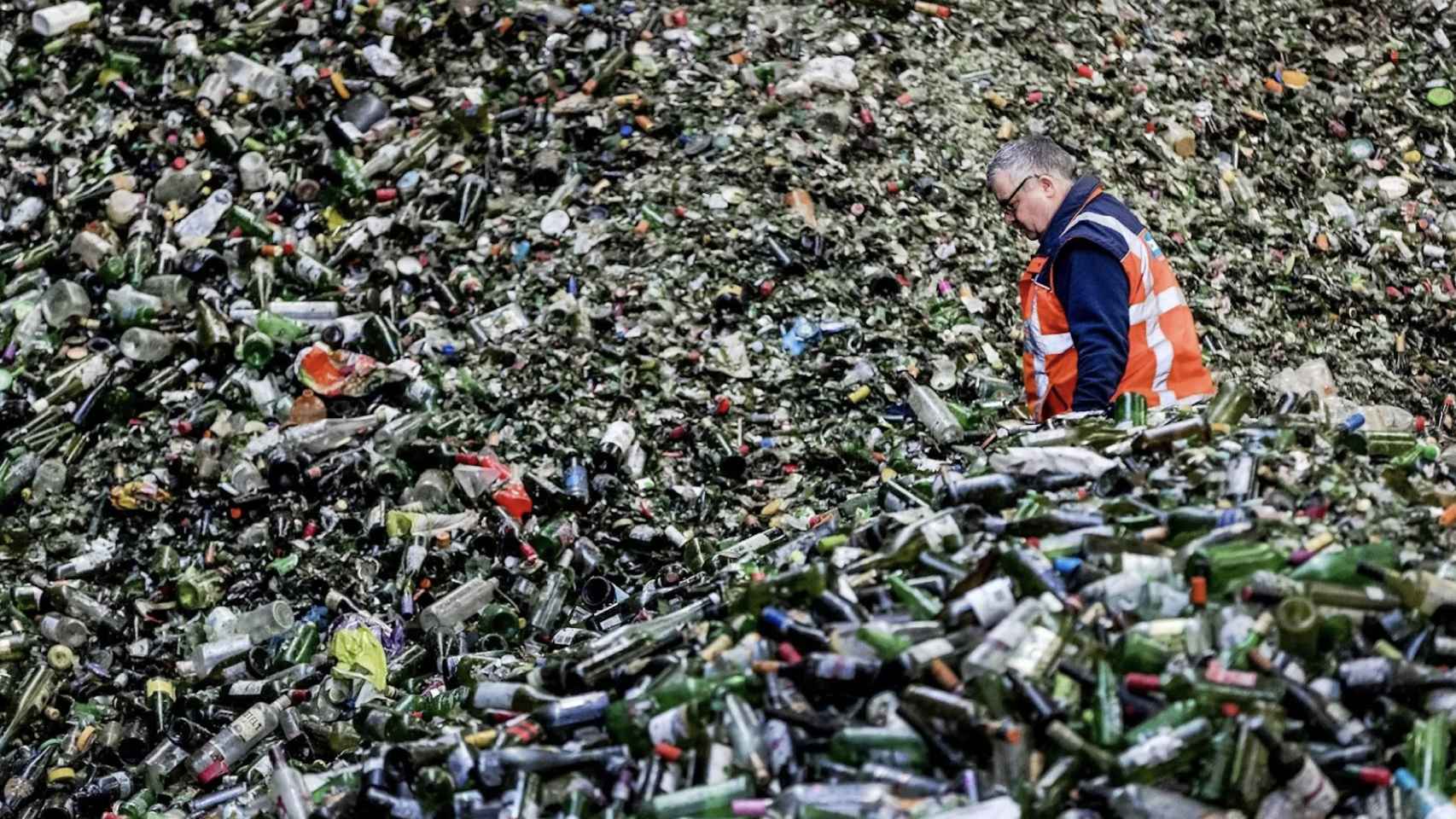 Una planta de reciclaje de botellas.