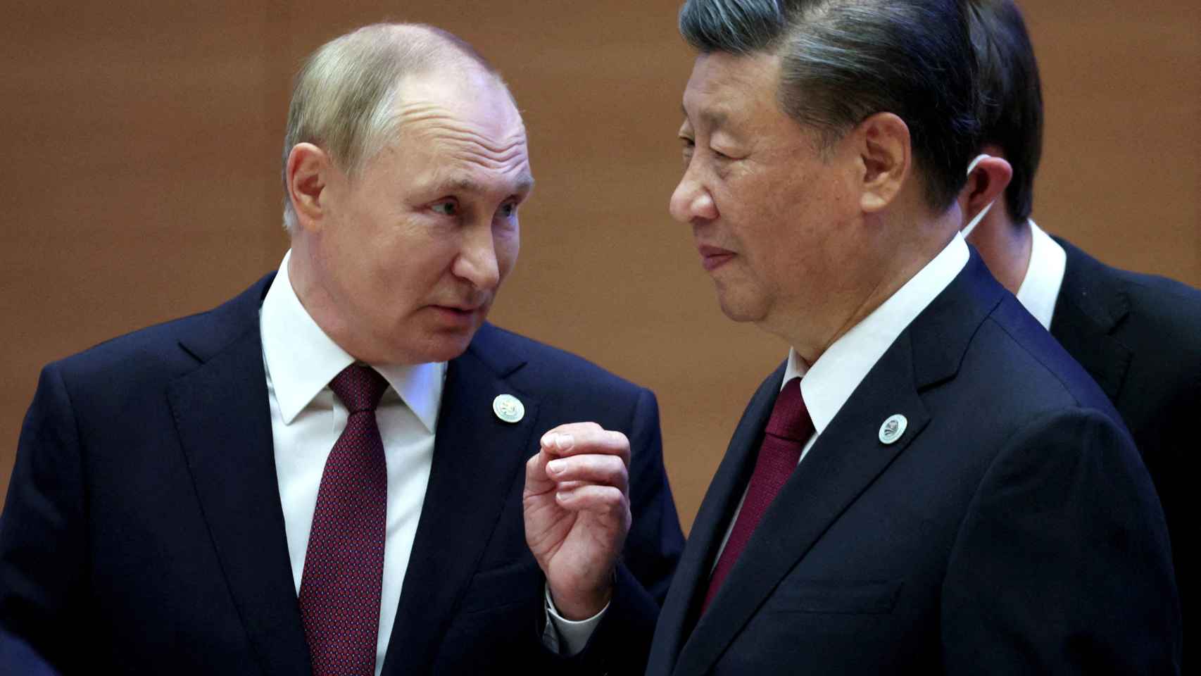 El presidente ruso, Vladimir Putin, habla con el presidente chino, Xi Jinping, antes de una reunión.