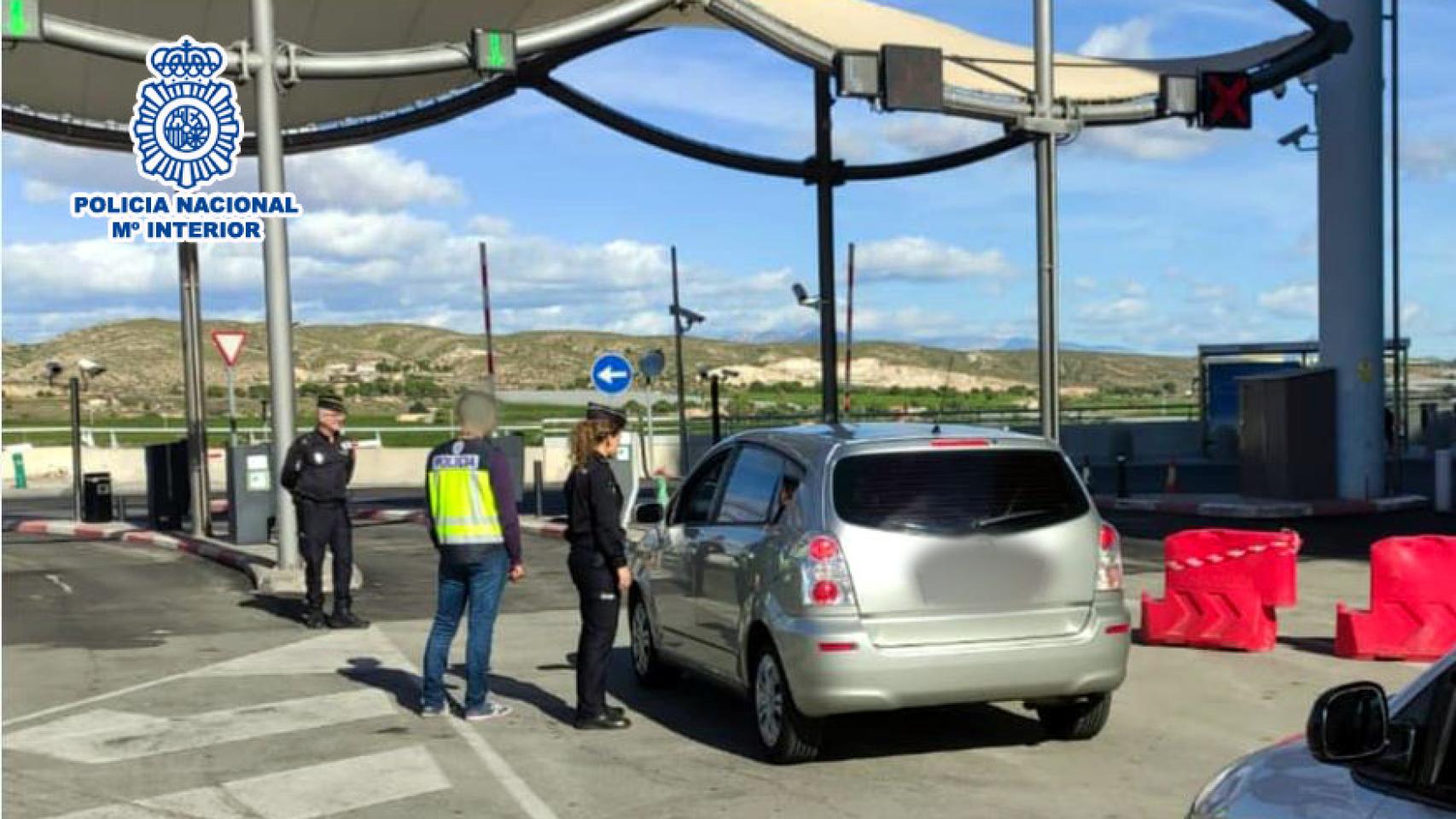 Medio centenar de vehículos se cuelan en el aeropuerto de Alicante.