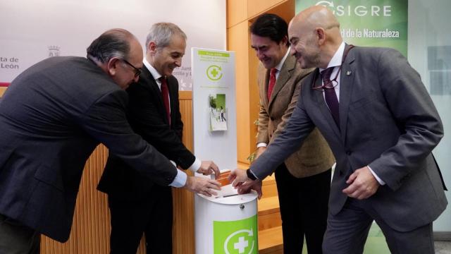 El consejero de Medio Ambiente, Vivienda y Ordenación del Territorio de la Junta, Juan Carlos Suárez-Quiñones, acompañado por la directora general de Asistencia Sanitaria y Humanización, Silvia Fernández Calderón; el presidente del Consejo de Colegios Farmacéuticos Profesionales de Castilla y León, Javier Herradón Muñoz; y el subdirector general de SIGRE, Miguel Vega.