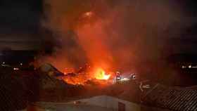 Incendio de la vivienda en Villamañan donde se puede ver el techo derrumbado
