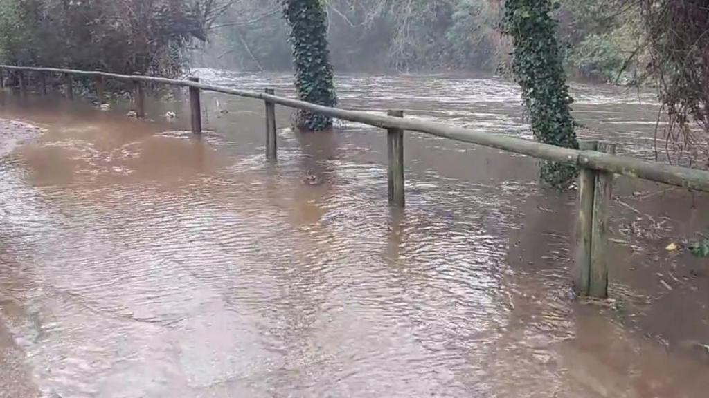 El río Eresma se empieza a desbordar a su paso por Segovia