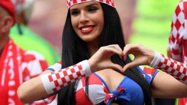 Ivana Knoll animando a Croacia durante un partido del Mundial